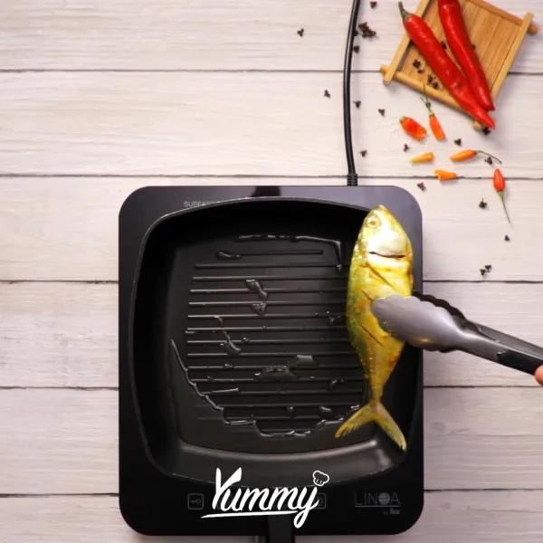 Memanggang Ikan: Panaskan grill pan, beri sedikit minyak, panggang ikan kembung dengan api kecil di kedua sisinya hingga matang sempurna.