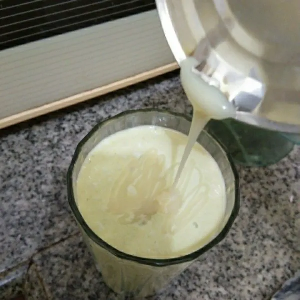 Tuang pada gelas saji, tambahkan susu kental manis putih secukupnya.