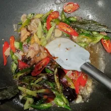 Tambahkan lada bubuk, garam, gula pasir, kaldu bubuk, saus tiram, dan kecap manis, aduk sampai rata. Beri sedikit air.