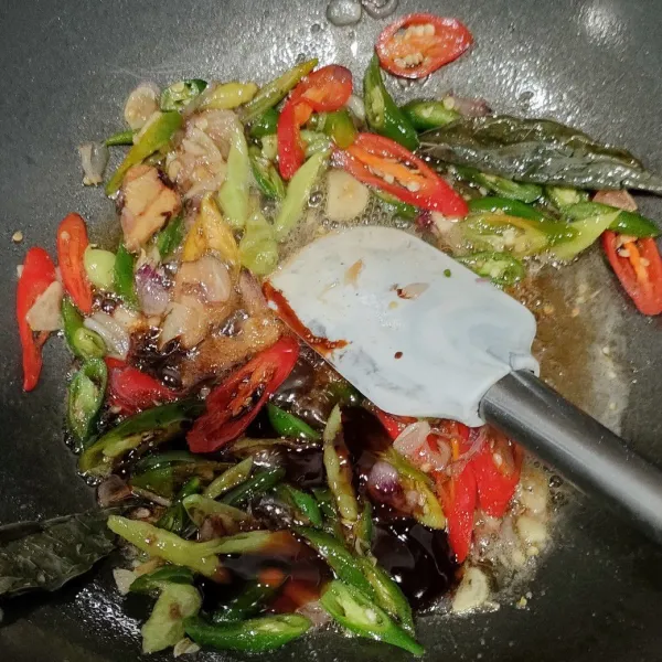 Tambahkan lada bubuk, garam, gula pasir, kaldu bubuk, saus tiram, dan kecap manis, aduk sampai rata. Beri sedikit air.