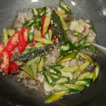 Tumis bumbu iris, lengkuas, dan daun salam sampai harum.