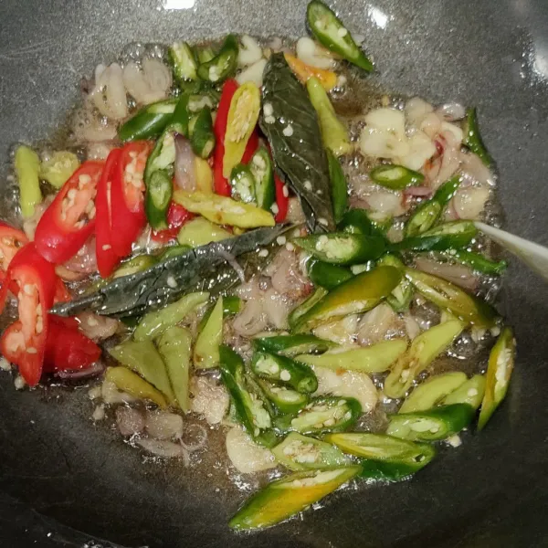 Tumis bumbu iris, lengkuas, dan daun salam sampai harum.
