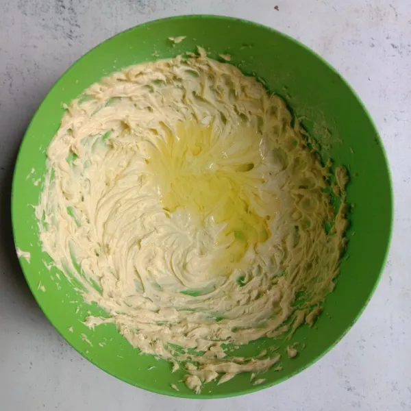 Kocok butter, margarin dan gula halus sampai putih mengembang. Masukkan putih telur kocok sampai tercampur sempurna.