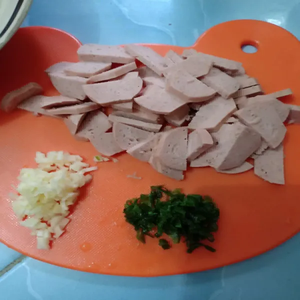 Siapkan bahan, potong sosis, daun bawang, dan bawang putih.