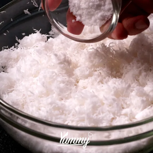 Masukkan telur, sp, gula, dan vanili ke dalam wadah, mixer dengan kecepatan tinggi hingga mengembang dan kaku.