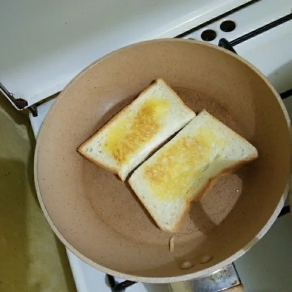 Panaskan teflon, panggang roti hingga berubah warna, lalu sisihkan.