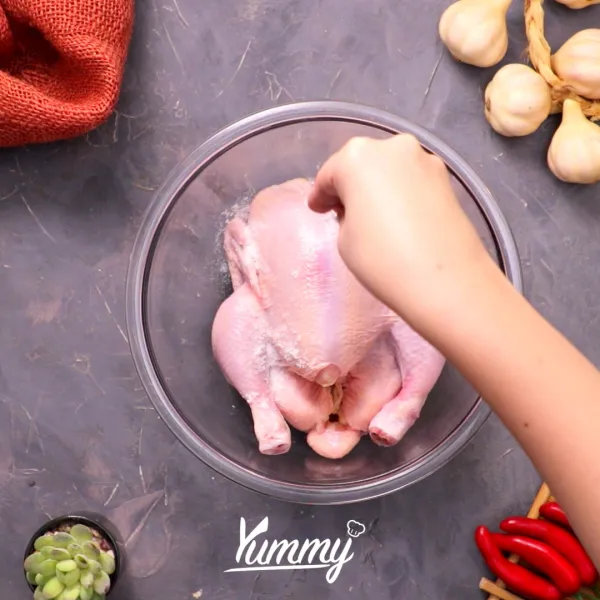 Di dalam sebuah mangkuk, siapkan ayam lalu lumuri ayam dengan garam dan kecap manis hingga seluruh bagian terbalut dengan rata.