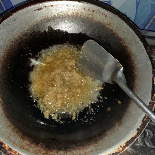 Panaskan minyak goreng, tumis bumbu yang telah dihaluskan hingga harum dan matang .