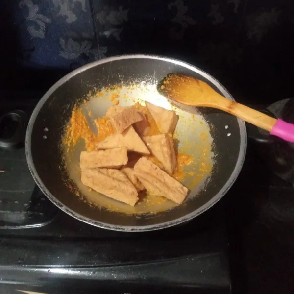 Masukkan tahu dan aduk rata.