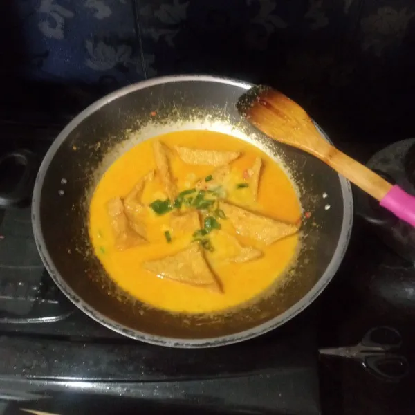 Terakhir masukkan daun bawang, lalu aduk rata dan matikan kompor.