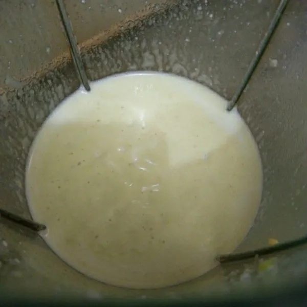 Tambahkan susu cair dan keju oles, lalu haluskan dengan blender.