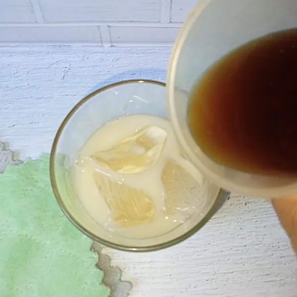 Lalu tuang teh.