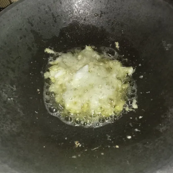 Panaskan minyak goreng dan masukkan telur, lalu buat orak arik. Sisihkan telur dipinggir wajan dan masukkan bawang putih dan cabai, tumis hingga harum.