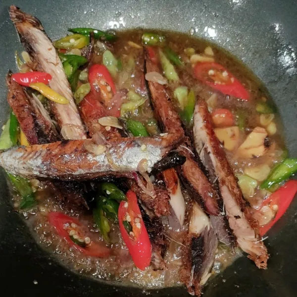 Setelah mendidih, lalu masukkan tongkol goreng, aduk-aduk sampai bumbu meresap.