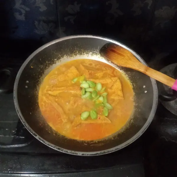 Masukkan petai, lalu aduk rata.