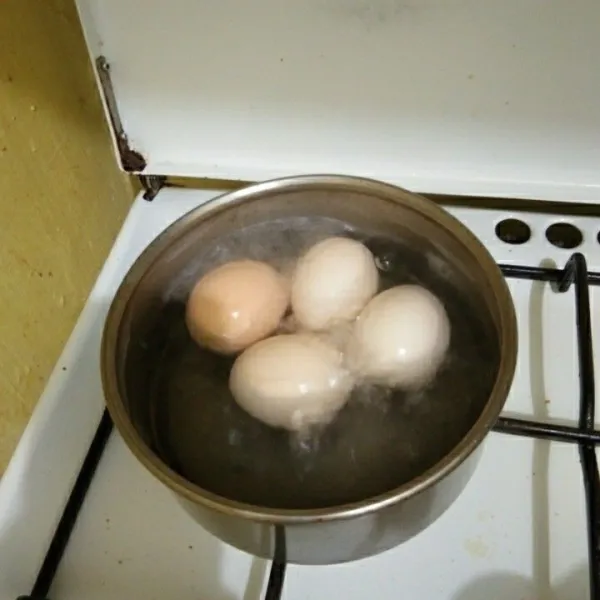 Rebus telur ayam kampung hingga matang, lalu kupas dan sisihkan.