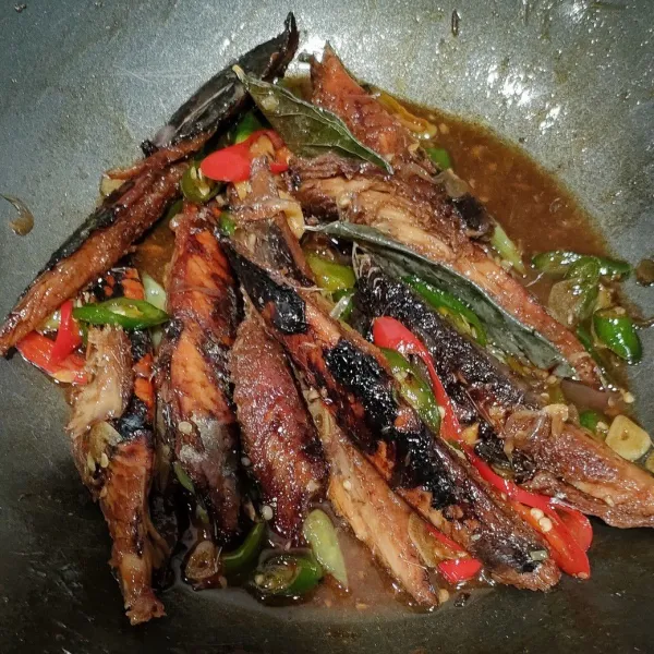 Matikan kompor, kemudian tongkol tumis kecap siap di hidangkan.