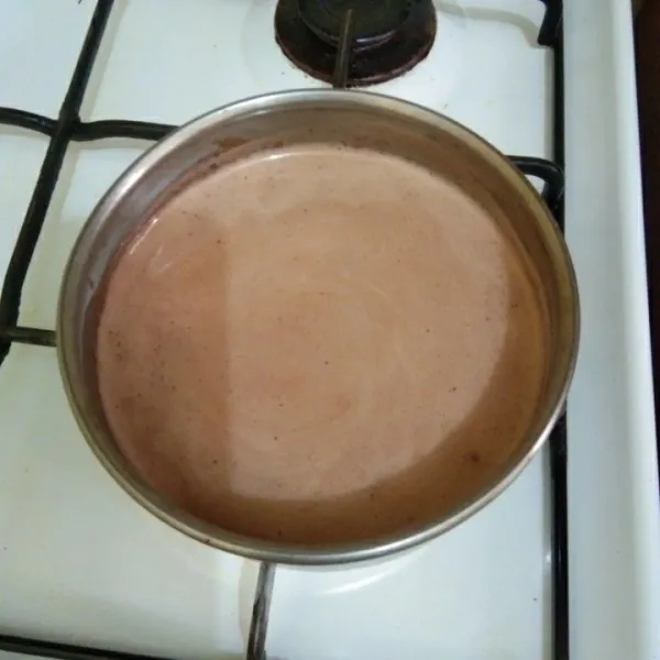 Dalam panci baru, larutkan air bersama gula pasir dan serbuk cokelat milo, masak hingga mendidih, hilangkan uap panasnya.