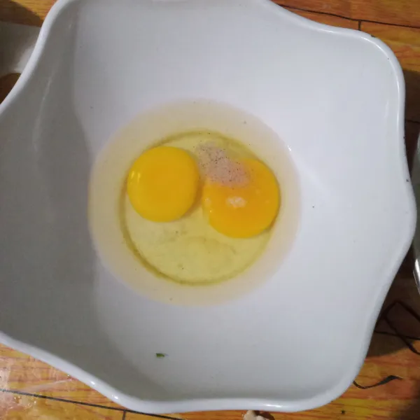Kocok telur, garam, dan lada bubuk.