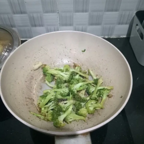 Masukkan brokoli aduk merata sampai agak layu. Jangan terlalu lama supaya brokoli tetap chruncy.