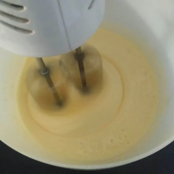 Kocok telur dan gula pasir dengan mixer hingga berwarna kuning pucat.