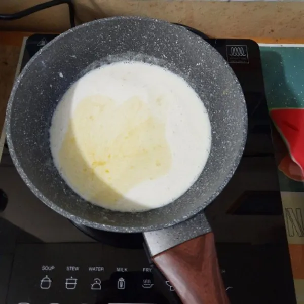 Ambil 5 sdm susu yang sudah dihangatkan ke dalam mangkuk campuran telur, aduk rata. Lalu tuangkan ke panci berisi susu hangat.