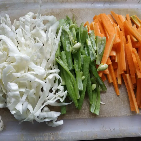 Potong-potong sayuran kemudian cuci bersih.