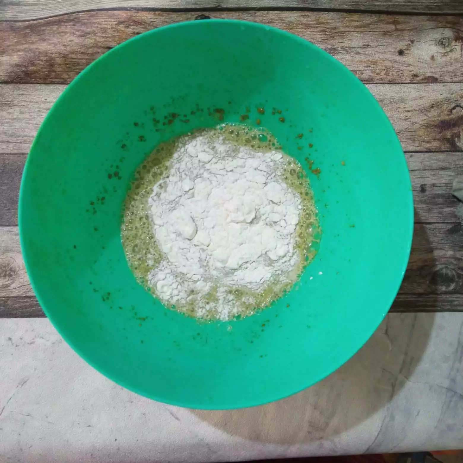 Step 1 Dalgona Matcha Selasih Gulmer