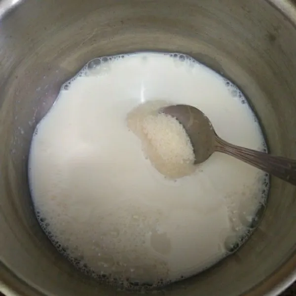 Dalam panci, campurkan 300 ml susu cair, gula pasir dan agar-agar aduk dan masak hingga mendidih, sisihkan.