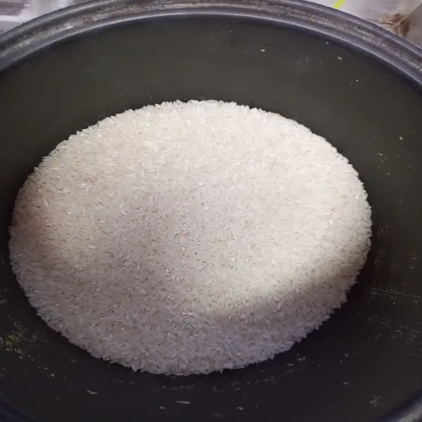 Masukkan beras ke dalam magic com lalu cuci bersih.
