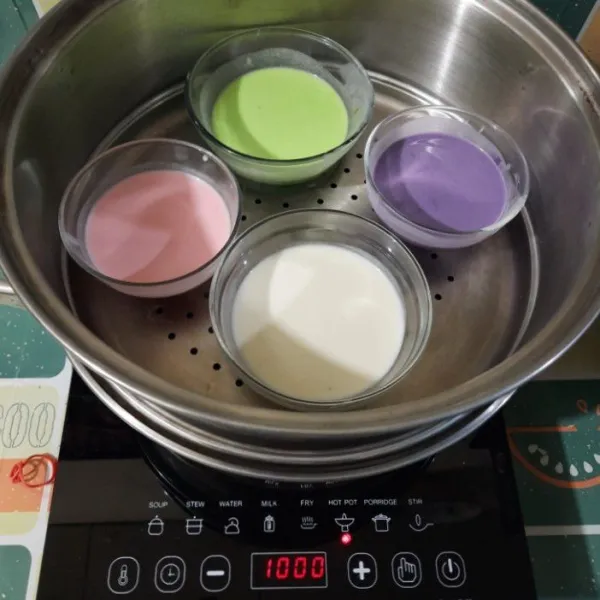 Bagi bahan snow skin mooncake menjadi 4 bagian. Warna putih bisa lebih banyak atau sesuai selera. Beri perisa pandan, taro dan cocopandan pada masing- masing mangkuk. Kukus selama 20 menit.