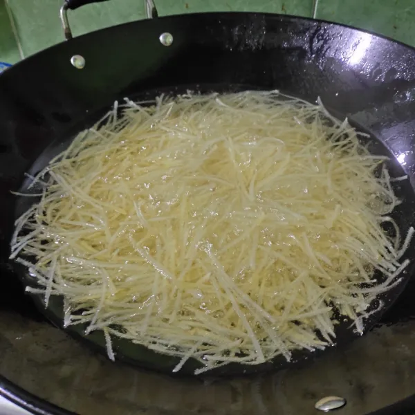 Panaskan minyak dan goreng hingga garing.