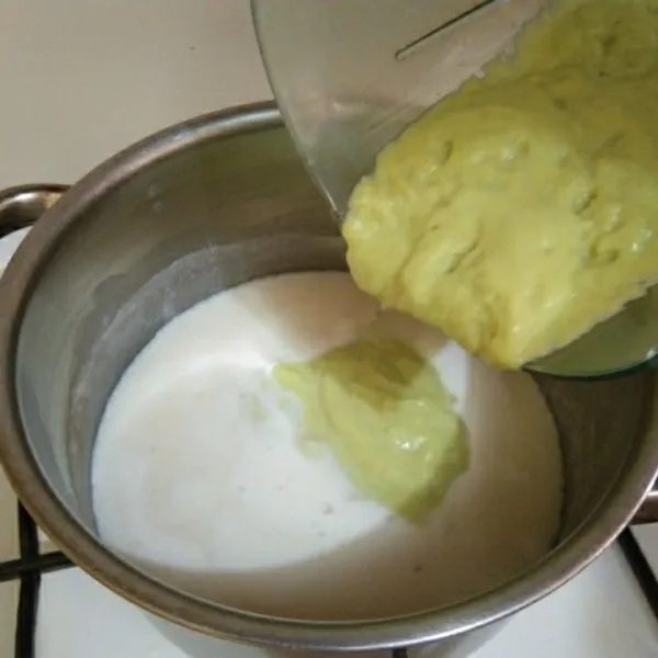 Tuang alpukat bersama larutan susu dan agar-agar yang baru saja dimasak, aduk rata.