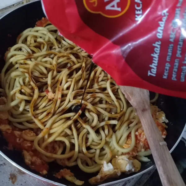 Masukkan mie, tambahkan kecap manis dan kecap asin, lalu aduk rata dan beri air.