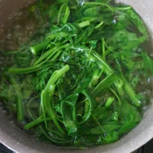 Didihkan air dalam panci, masukkan kangkung yang sudah dibersihkan. Kemudian masak sebentar dan tiriskan.