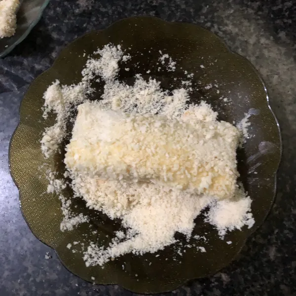 Celupkan roti gulung ke telur lalu balur dengan tepung panir.