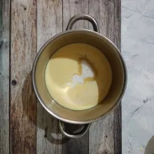 Masukkan bahan B, kemudian campurkan dengan campuran bahan A, aduk kembali.