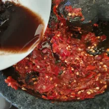 Tambahkan air asam.
