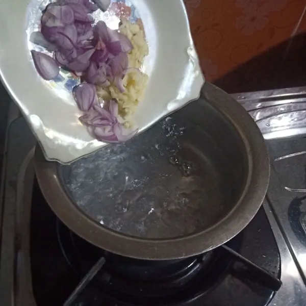 Masak 700 ml air hingga mendidih, lalu masukkan bawang tunggu ± 3 menit sampai aroma bawang tercium.