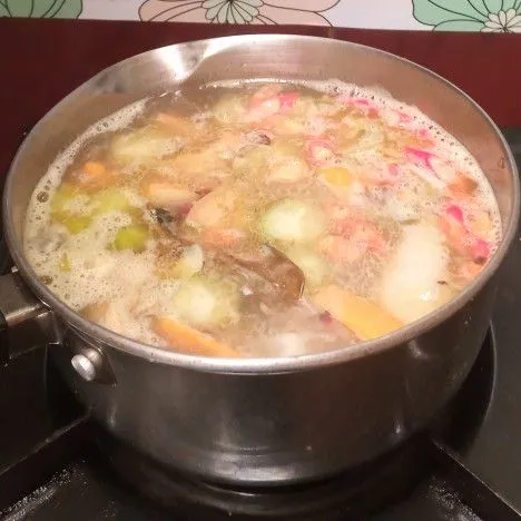 Masukkan belimbing wuluh, masak sampai mendidih.