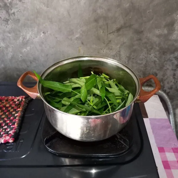 Didihkan air dan rebus kangkung.