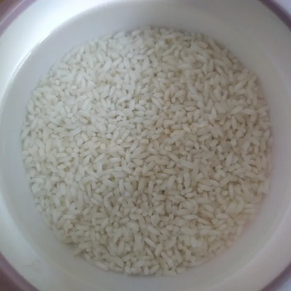 Cuci bersih beras ketan, kemudian rendam selama 30 menit.