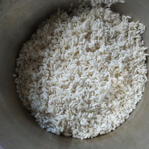 Cuci beras ketan sampai bersih, kemudian tiriskan.
