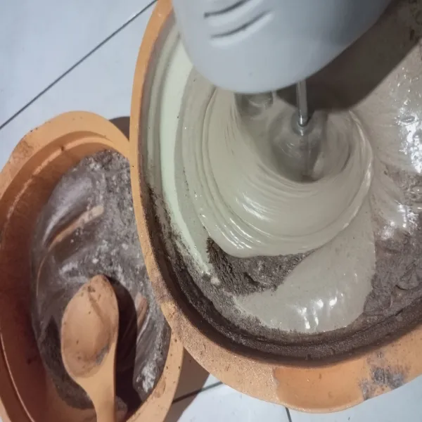 Masukkan ayakan tepung ke dalam adonan sedikit demi sedikit lalu mixer atau kocok sampai rata.