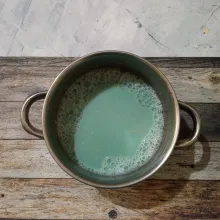 Lalu tuang air bunga telang, aduk.