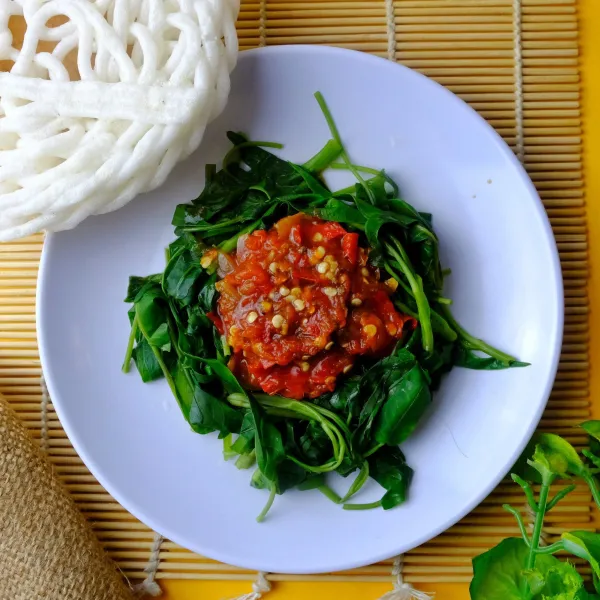 Letakkan sambal di bagian tengah, sajikan dengan kerupuk.