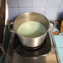 Masak puding dengan api sedang sambil diaduk.