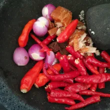 Ulek cabai, bawang merah, terasi, gula merah, dan garam.