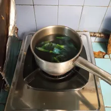 Masak sampai mendidih dan air mulai berubah warnanya, sisihkan.