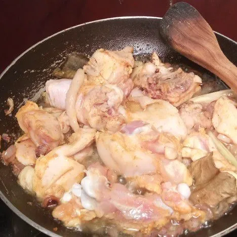 Masukkan ayam, lalu aduk. Masak sampai ayam berubah warna.